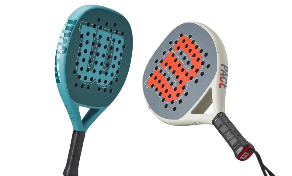 Jugador de padel practicando volea cerca de la red
