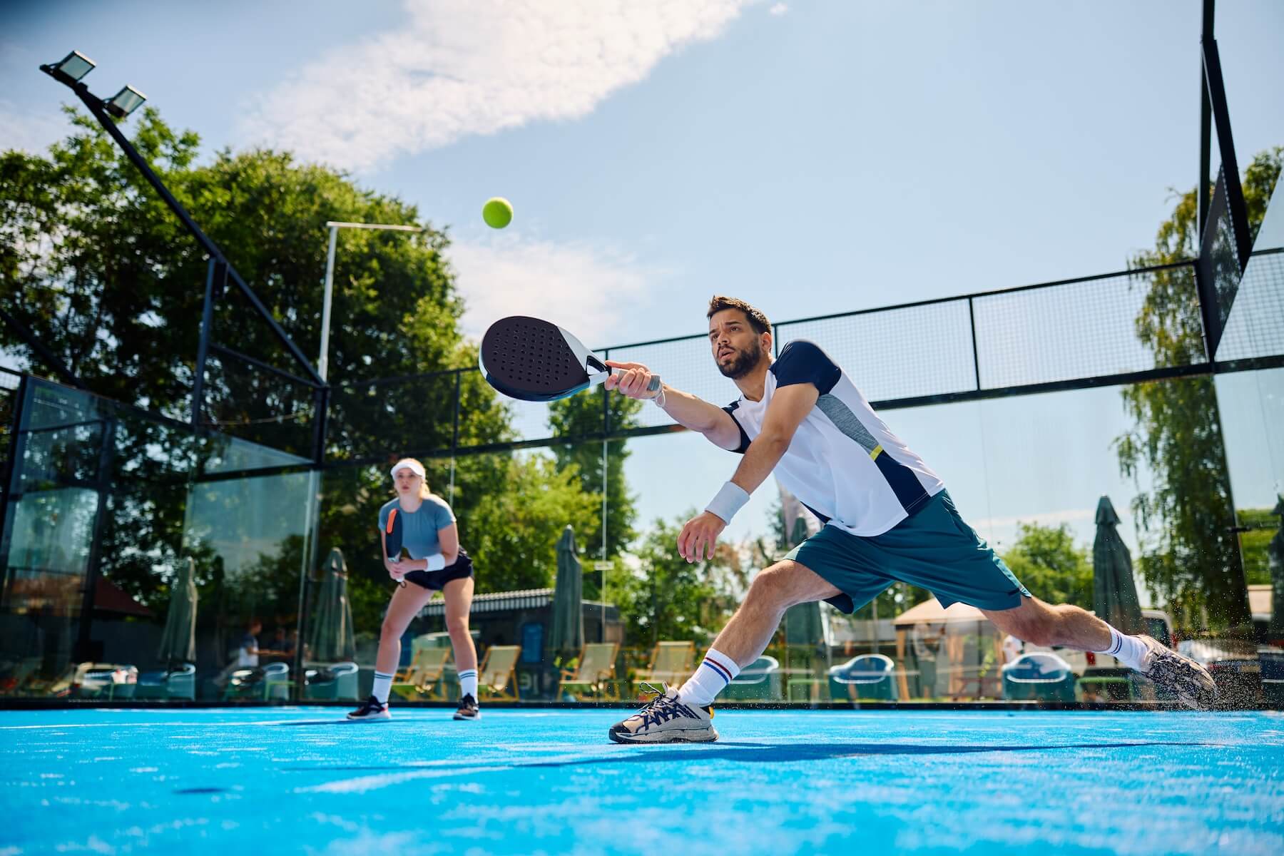 Jugadores de padel en partido para evaluar nivel y categoria